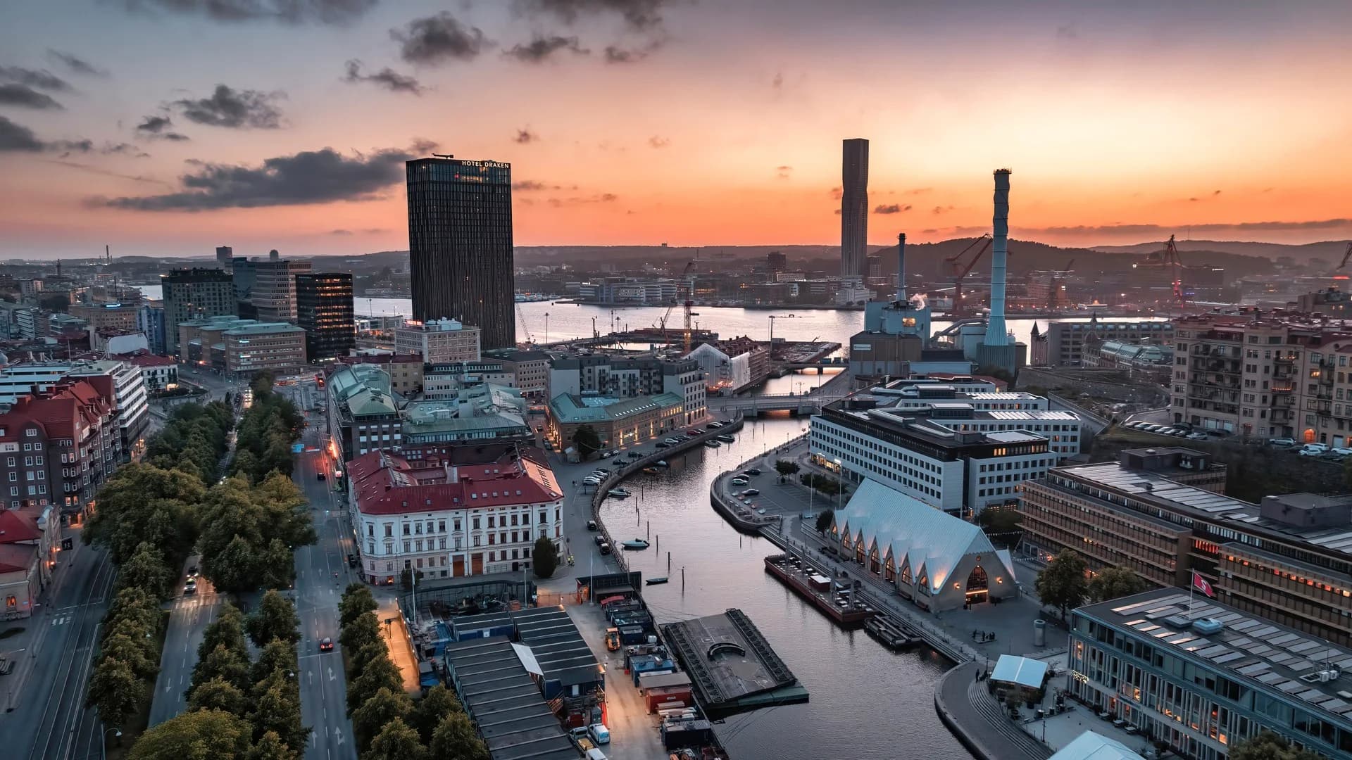 Göteborg från ovan i solnedgång med Gothia Towers, Läppstiftet och Göta älv
